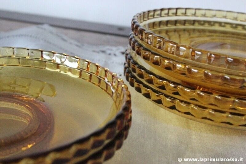 SET DI SEI PIATTINI D'EPOCA IN VETRO GIALLO AMBRA SIX VINTAGE AMBER GLASS PLATES Vetri e Cristalli