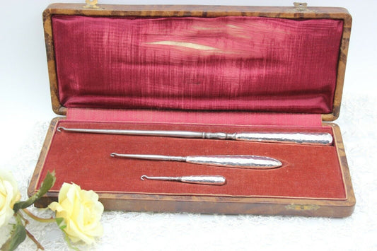 SET DI TRE TIRA LACCI ANTICHI IN ARGENTO OGGETTI DA TOILETTE TIRALACCI SHEFFIELD Sheffield & Argento