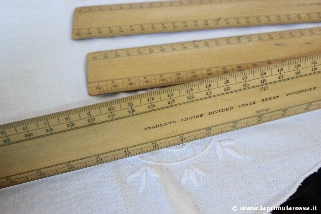 SET DI UNDICI RIGHELLI D'EPOCA IN LEGNO CON ASTUCCIO - 11 VINTAGE STANLEY RULERS Attrezzi e Strumenti