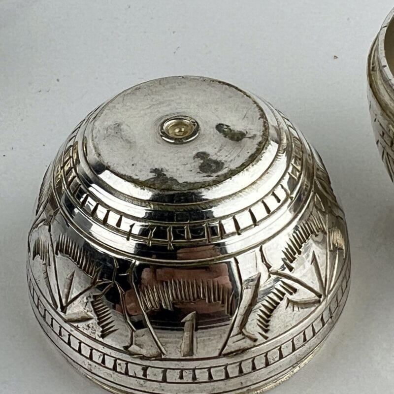 Set sale e pepe in silver plated stile antico a forma di uovo Sheffield & Argento