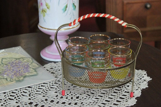 SET VINTAGE DI BICCHIERI IN VETRO SETTE BICCHIERI ANNI '60 CON CESTINO METALLO Vetri e Cristalli