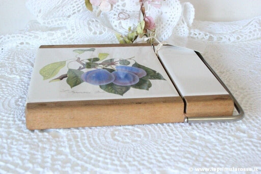 TAGLIAFORMAGGIO D'EPOCA A FILO IN CERAMICA E LEGNO - VINTAGE CHINA CHEESE CUTTER Ceramiche e Porcellane