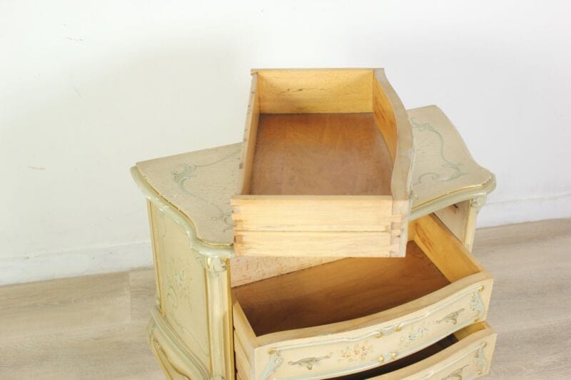 Tavolino con cassetti laccato comodino dipinto in stile veneziano mobile antico Arredamento