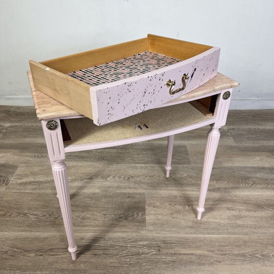 Tavolino con cassetto laccato rosa comodino dipinto in stile antico Luigi XVI Arredamento