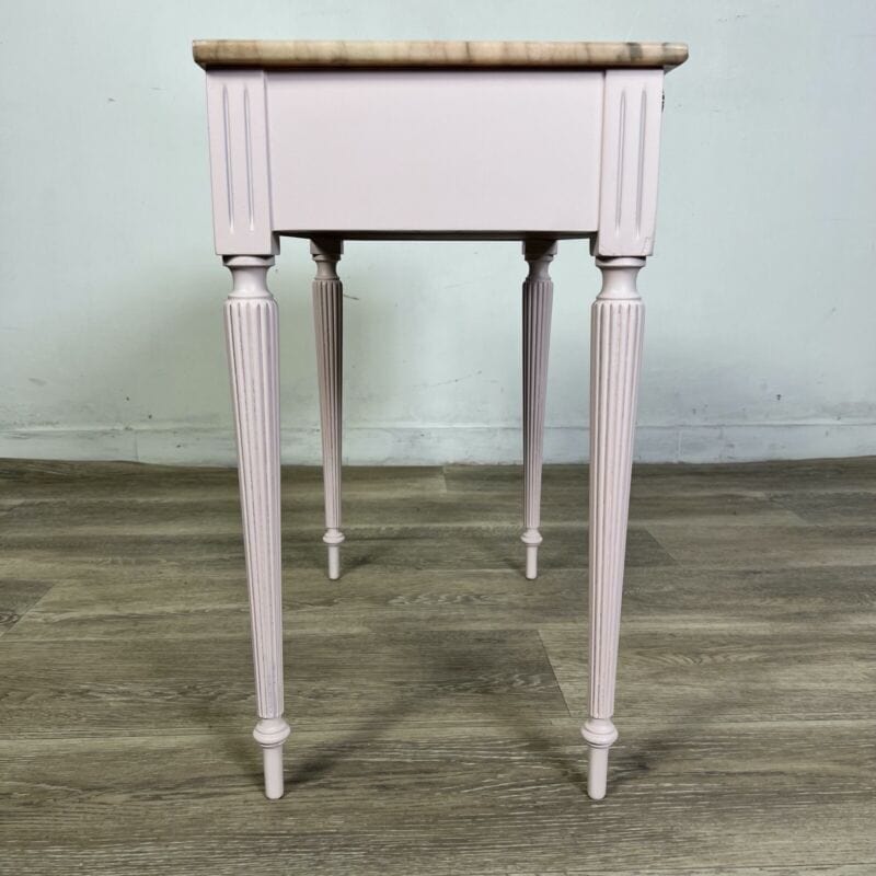 Tavolino con cassetto laccato rosa comodino dipinto in stile antico Luigi XVI Arredamento