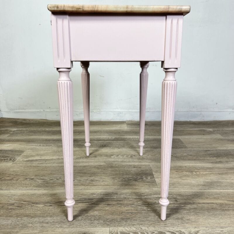 Tavolino con cassetto laccato rosa comodino dipinto in stile antico Luigi XVI Arredamento