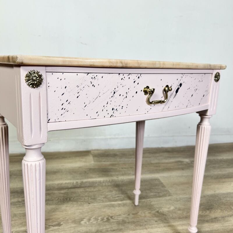 Tavolino con cassetto laccato rosa comodino dipinto in stile antico Luigi XVI Arredamento