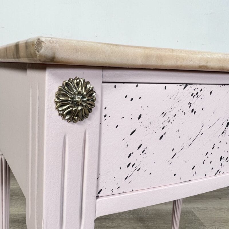 Tavolino con cassetto laccato rosa comodino dipinto in stile antico Luigi XVI Arredamento