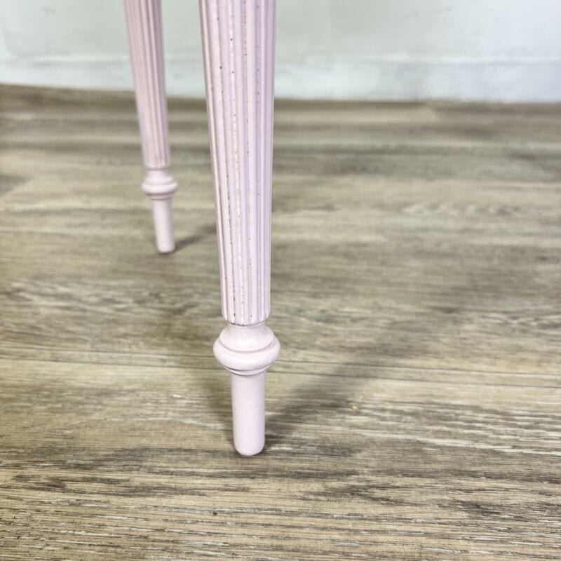 Tavolino con cassetto laccato rosa comodino dipinto in stile antico Luigi XVI Arredamento