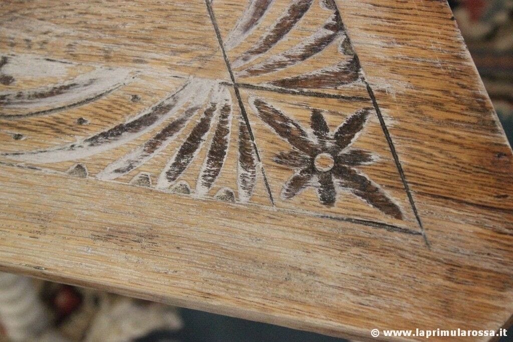 TAVOLINO D'EPOCA IN LEGNO DECAPATO BIANCO PIANO INTAGLIATO A TRIANGOLO  H cm 60 Arredamento