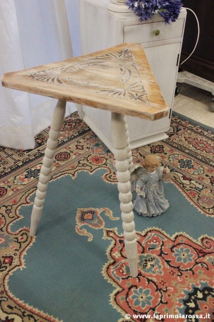 TAVOLINO D'EPOCA IN LEGNO DECAPATO BIANCO PIANO INTAGLIATO A TRIANGOLO  H cm 60 Arredamento