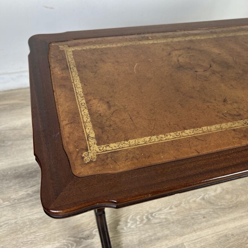 Tavolino tavolo basso antico da salotto con piano in pelle stile Regency vintage Arredamento