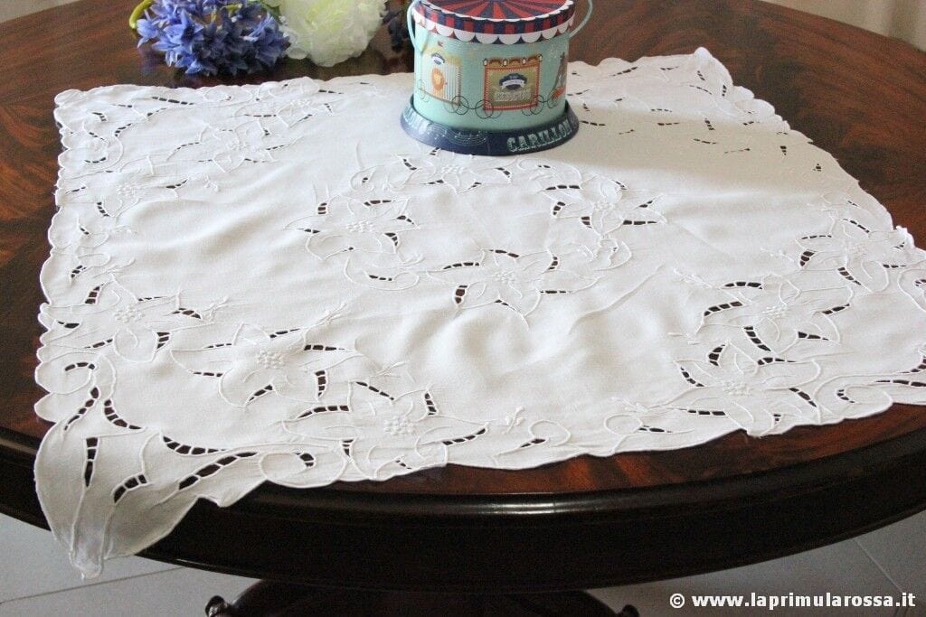 TOVAGLIA ANTICA IN LINO INTAGLIATA DA THé cm 74x74 CENTRO RICAMATO Corredo Pizzi e Tessuti