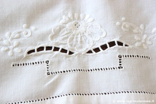 TOVAGLIETTA D'EPOCA IN COTONE BIANCO RICAMATA 88x88 - VINTAGE TEA TABLECLOTH Corredo Pizzi e Tessuti
