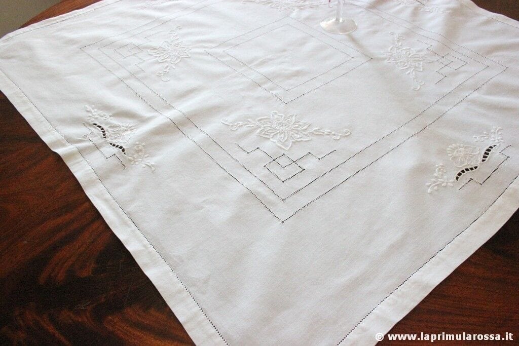 TOVAGLIETTA D'EPOCA IN COTONE BIANCO RICAMATA 88x88 - VINTAGE TEA TABLECLOTH Corredo Pizzi e Tessuti