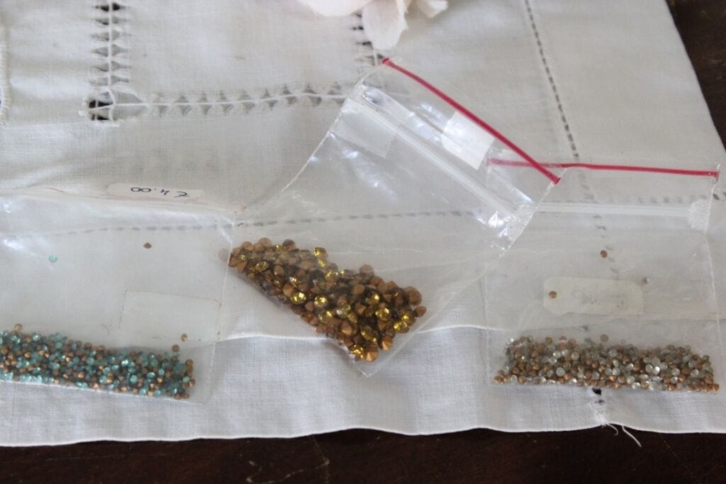 TRE SET DI STRASS VINTAGE - ACCESSORI E COMPONENTI X BIJOUX D'EPOCA - SPILLE Bigiotteria & Accessori