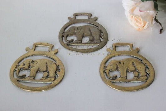 TRE VECCHI FINIMENTI IN OTTONE PER CAVALLO CON ELEFANTE / VINTAGE HORSES  BRASS Ottone