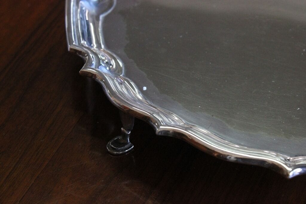 VASSOIO ANTICO IN SILVER PLATEDDI FORMA CIRCOLARE CON PIEDINI - SALVER D'EPOCA Sheffield & Argento