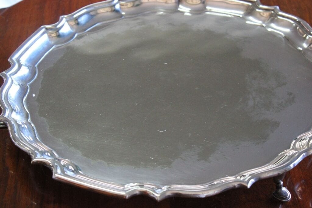 VASSOIO ANTICO IN SILVER PLATEDDI FORMA CIRCOLARE CON PIEDINI - SALVER D'EPOCA Sheffield & Argento