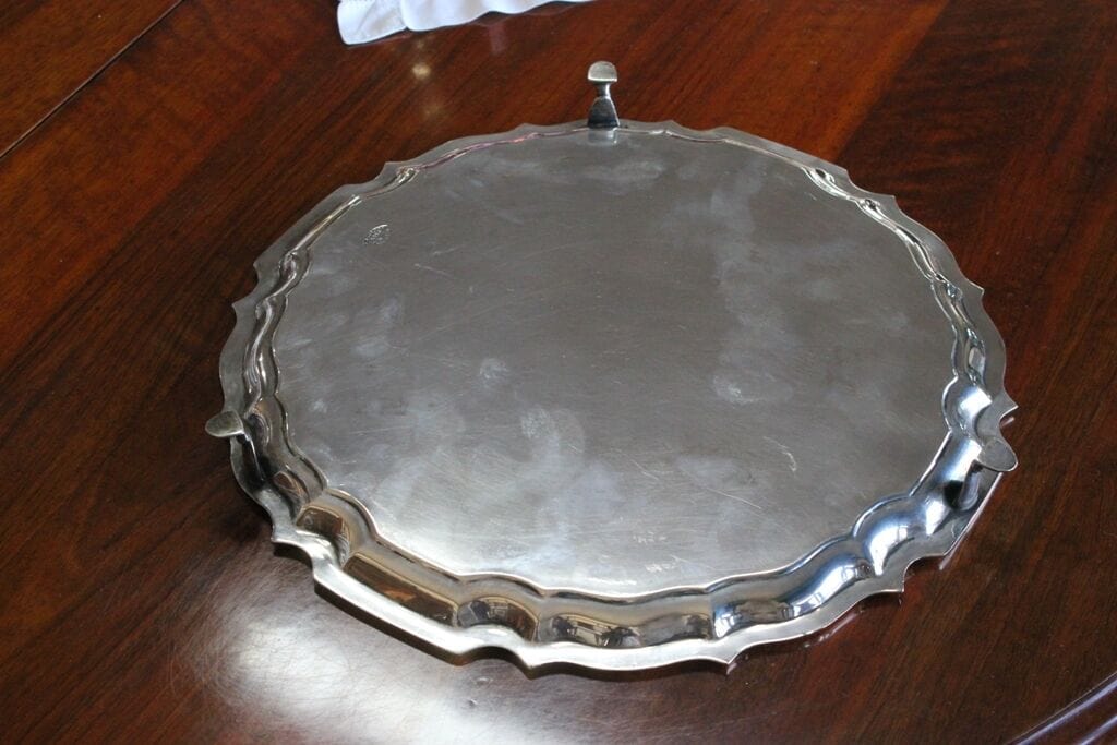 VASSOIO ANTICO IN SILVER PLATEDDI FORMA CIRCOLARE CON PIEDINI - SALVER D'EPOCA Sheffield & Argento