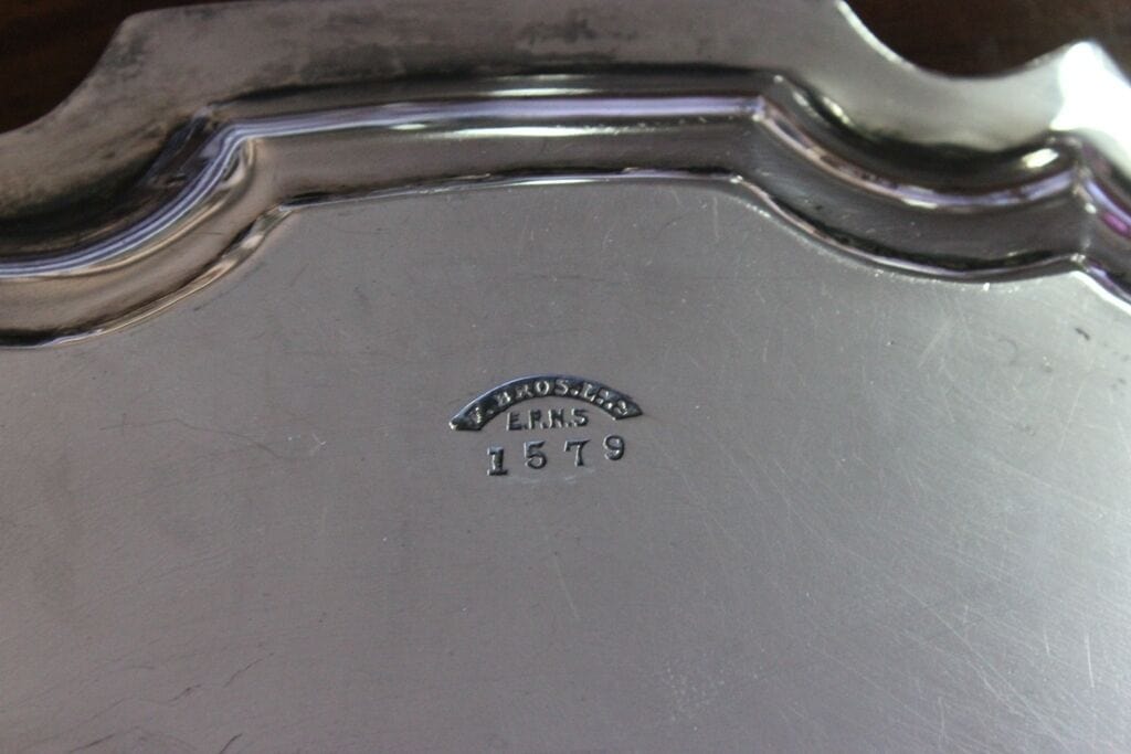 VASSOIO ANTICO IN SILVER PLATEDDI FORMA CIRCOLARE CON PIEDINI - SALVER D'EPOCA Sheffield & Argento