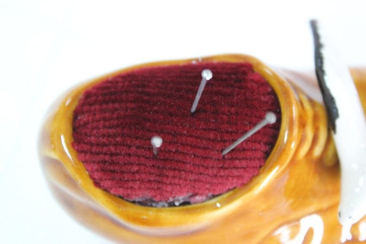 VECCHIA SCARPA PUNTASPILLI IN CERAMICA CON GABBIANO - VINTAGE SHOE PINCUSHION Ceramiche e Porcellane
