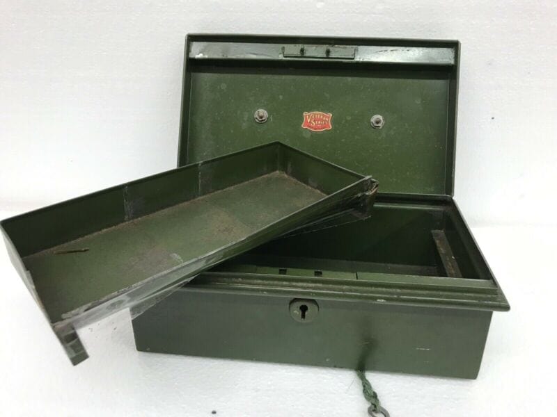 VECCHIA SCATOLA PORTAMONETE IN METALLO - VINTAGE TIN CASH BOX Other