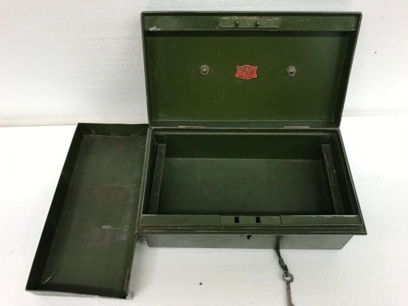 VECCHIA SCATOLA PORTAMONETE IN METALLO - VINTAGE TIN CASH BOX Other