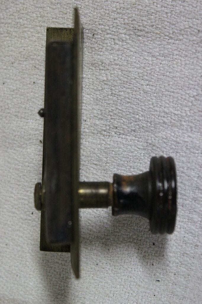 VECCHIA SERRATURA IN OTTONE + POMELLO PER ANTA DI MOBILE / FERRAMENTA D'EPOCA Restauro
