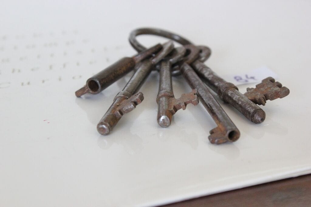 VECCHIO MAZZO DI CHIAVI IN FERRO - CINQUE CHIAVI MISTE x MOBILI - VINTAGE KEYS Restauro