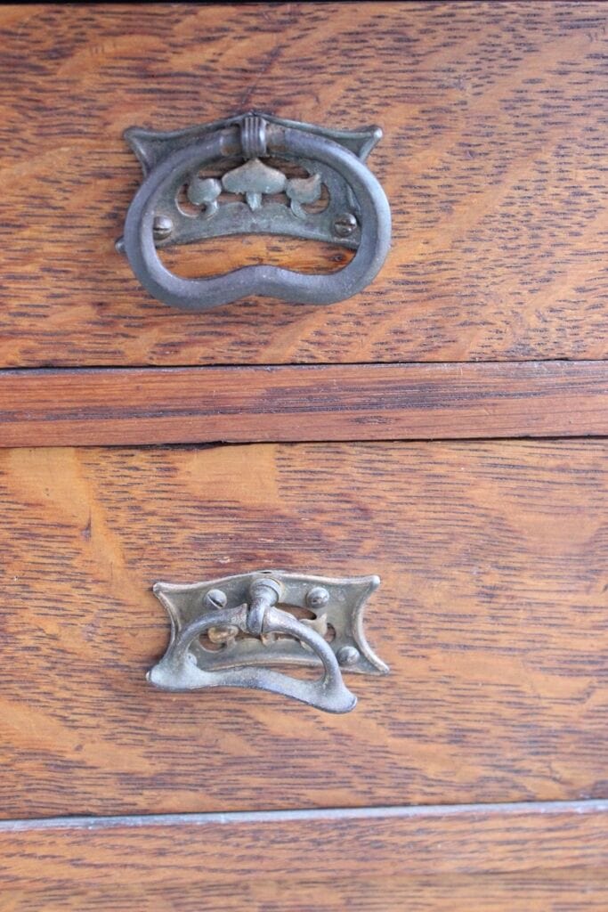VECCHIO MOBILE IN LEGNO DI ROVERE A DUE ANTE / CREDENZA D'EPOCA A TRE CASSETTI Arredamento