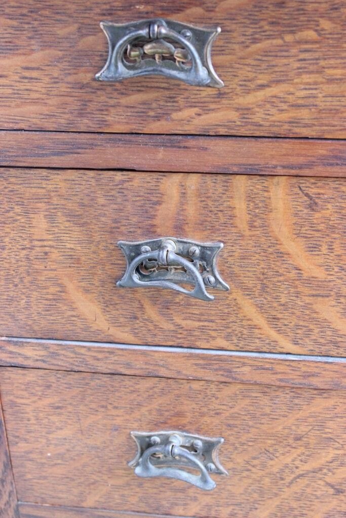 VECCHIO MOBILE IN LEGNO DI ROVERE A DUE ANTE / CREDENZA D'EPOCA A TRE CASSETTI Arredamento