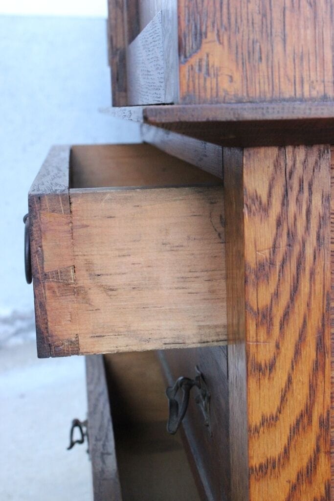 VECCHIO MOBILE IN LEGNO DI ROVERE A DUE ANTE / CREDENZA D'EPOCA A TRE CASSETTI Arredamento