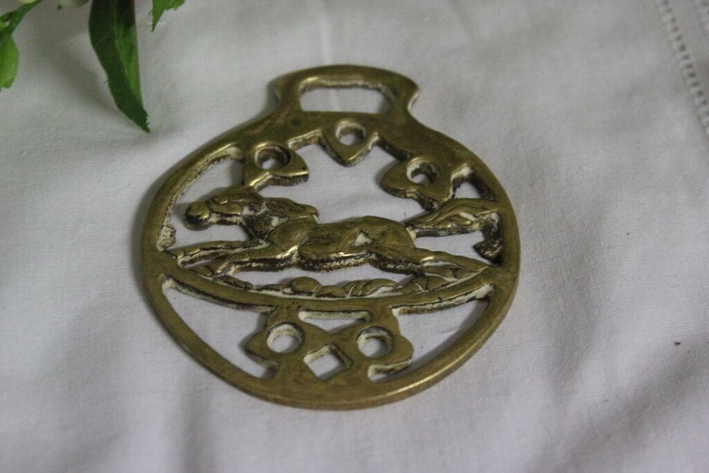 VECCHIO ORNAMANTO IN OTTONE CON CAVALLO/ FINIMENTO DA COLLEZIONE/ HORSE BRASS Ottone