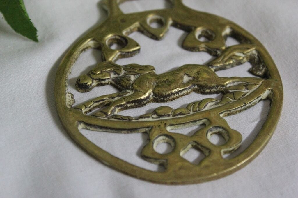 VECCHIO ORNAMANTO IN OTTONE CON  CAVALLO/  FINIMENTO DA COLLEZIONE/ HORSE BRASS Ottone