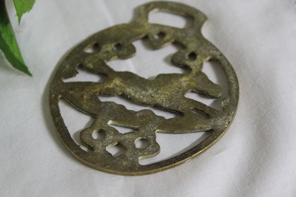 VECCHIO ORNAMANTO IN OTTONE CON CAVALLO/ FINIMENTO DA COLLEZIONE/ HORSE BRASS Ottone