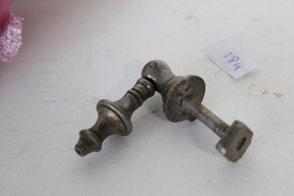 VECCHIO PENDAGLIO PER CASSETTO - MANIGLIA D'EPOCA PER MOBILE - FERRAMENTA Restauro