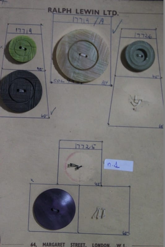 5 BOTTONI ANNI '50 - VECCHIO BOTTONE - 5 ENGLISH VINTAGE BUTTONS Categoria  Bigiotteria & Accessori