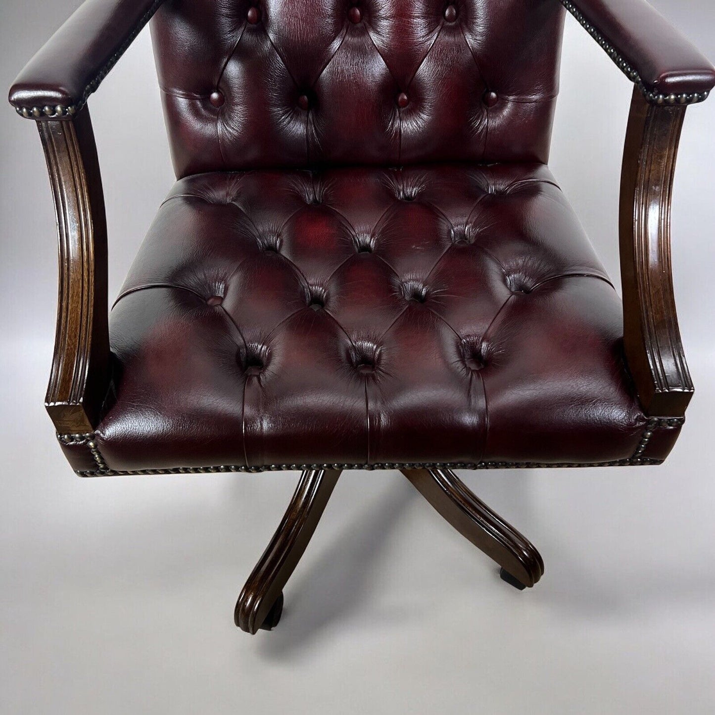 Sedia da scrivania stile antica girevole in pelle bordeaux chesterfield ufficio