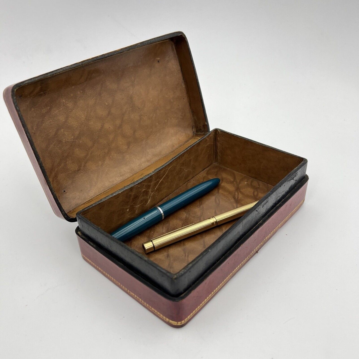 Scatola antica in pelle bordeaux da scrivania scatolina porta oggetti penne