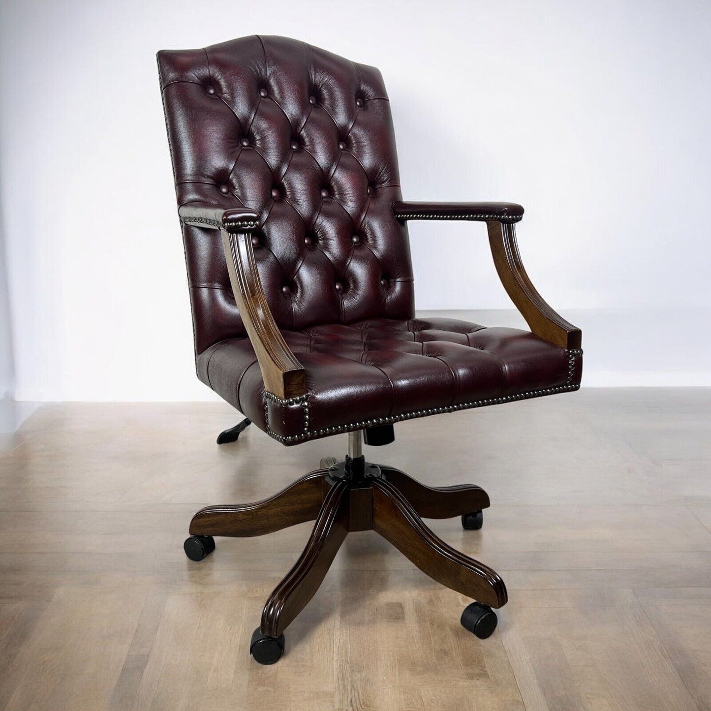 Sedia da scrivania stile antica girevole in pelle bordeaux chesterfield ufficio