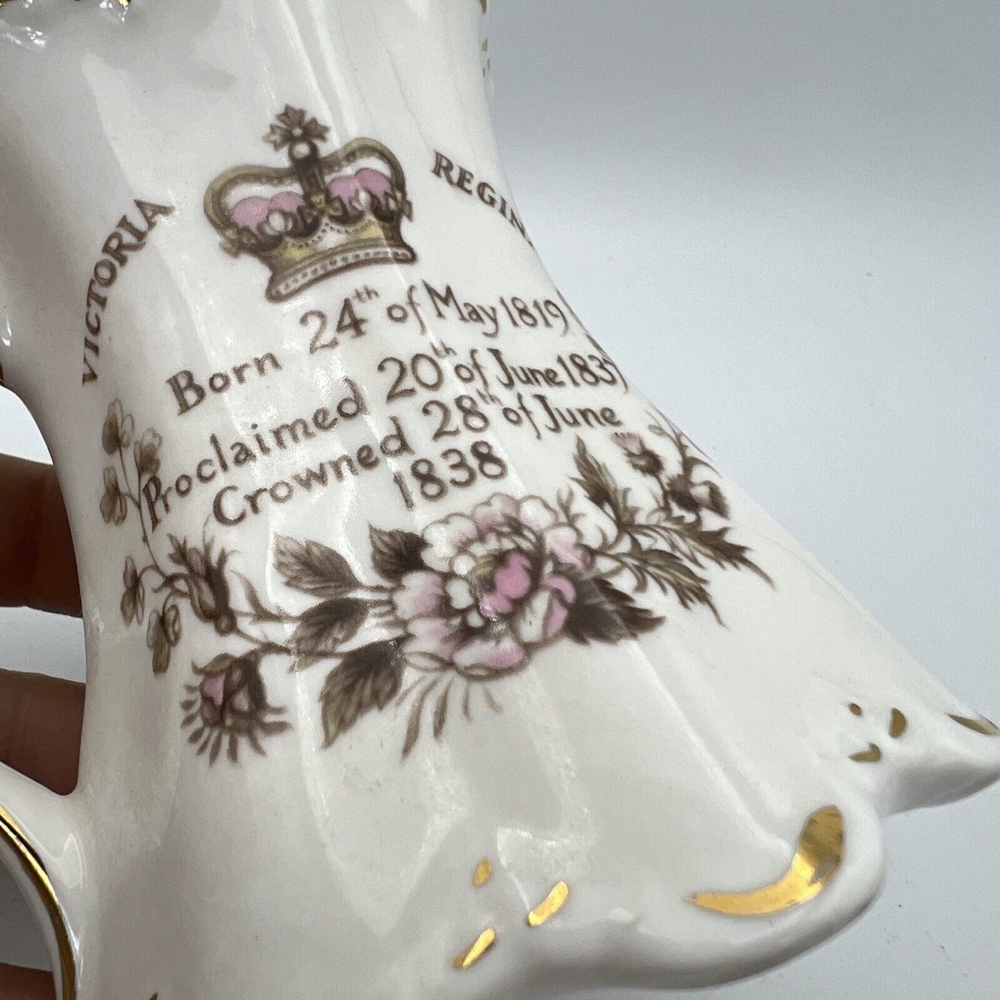 Tazza Boccale Inglese da collezione Regina Vittoria Casa Reale commemorativa '80