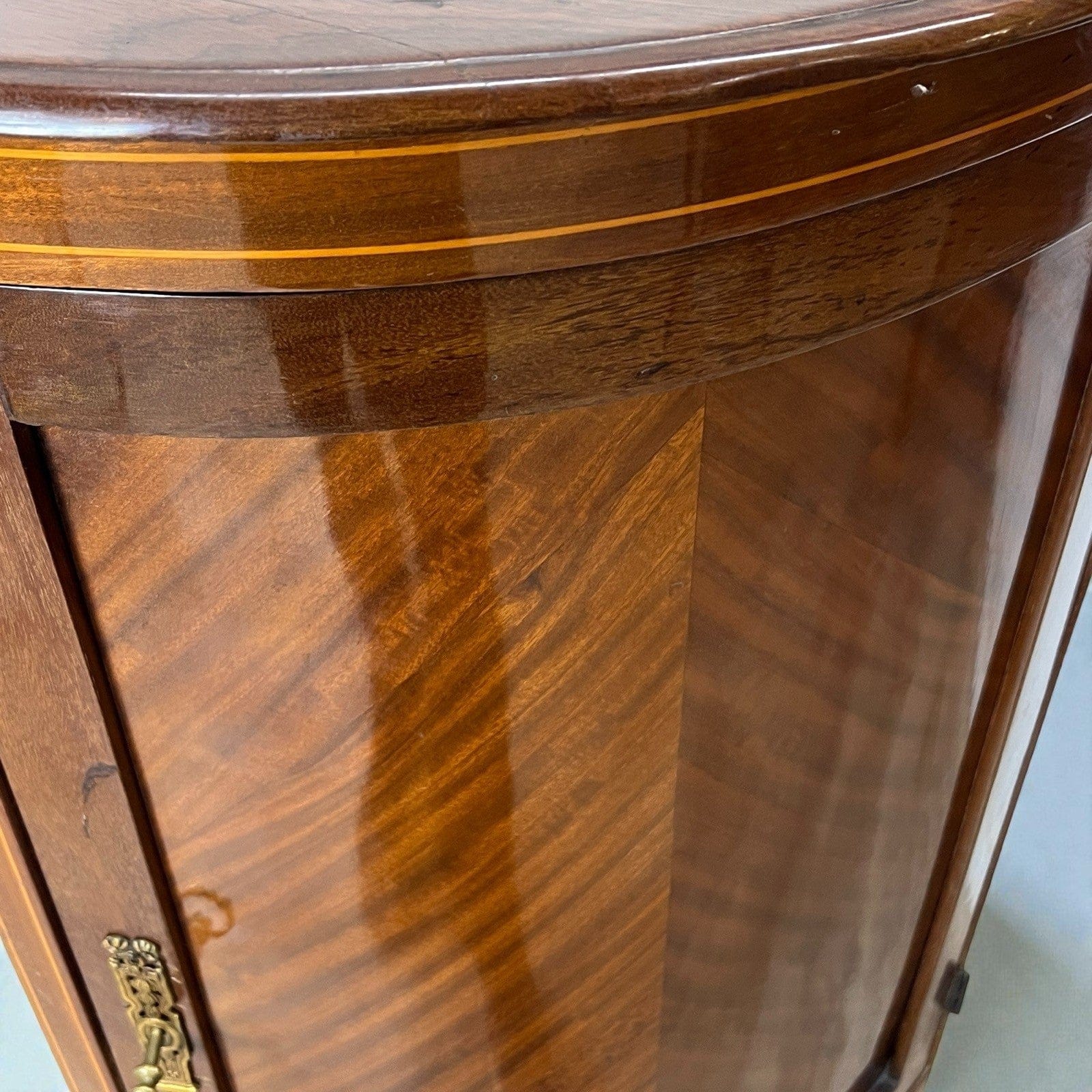 Angoliera antica in legno di mogano mobile ad angolo bombata tavolino Inglese Categoria  Vetrine