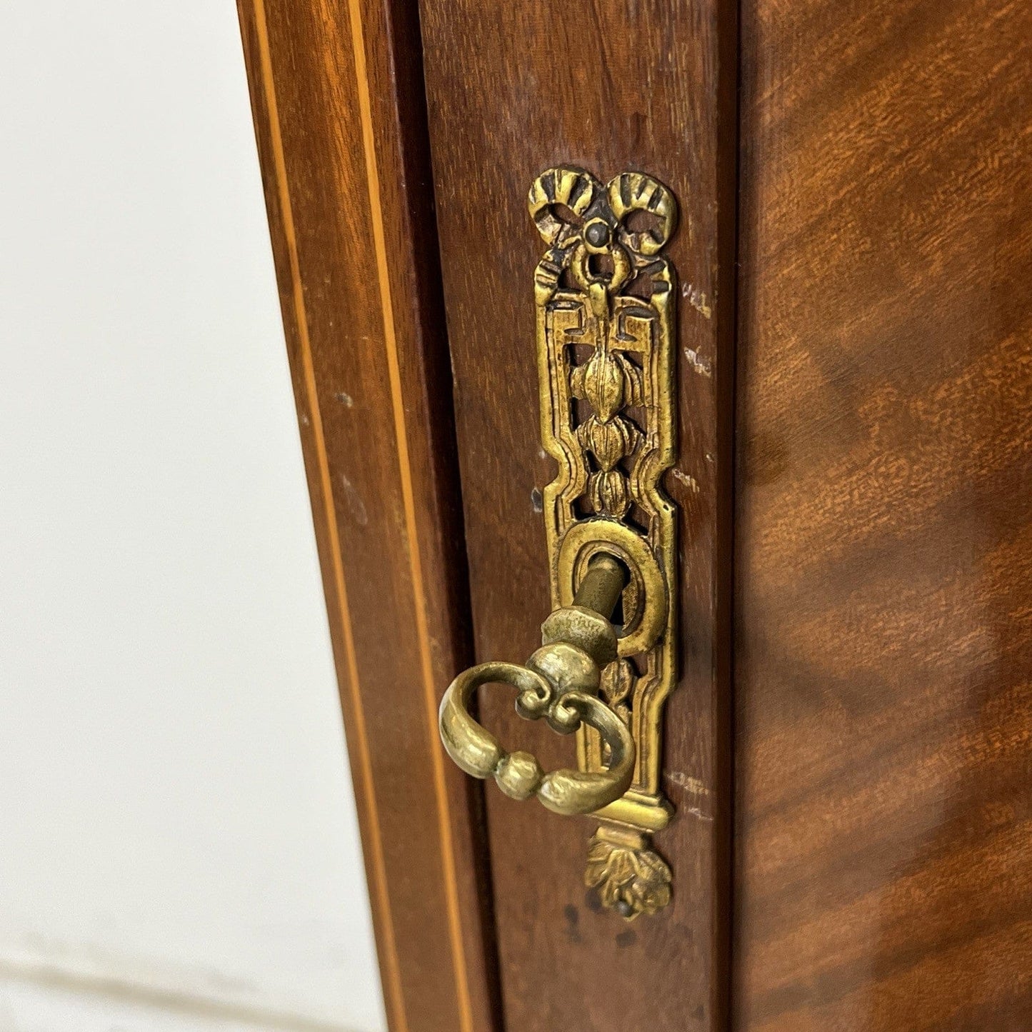 Angoliera antica in legno di mogano mobile ad angolo bombata tavolino Inglese Categoria  Vetrine