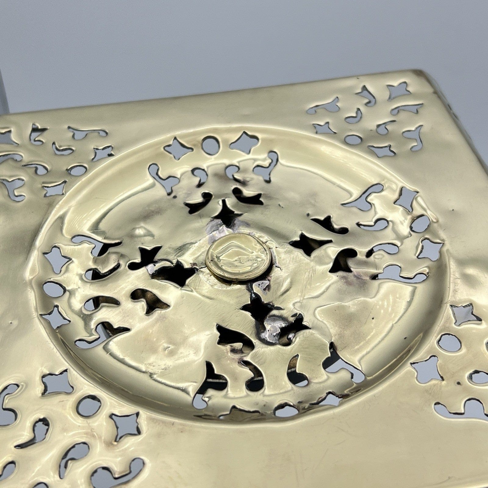 Antica alzata centrotavola porta teiera in Ottone epoca '800 piedistallo Inglese Categoria  altro