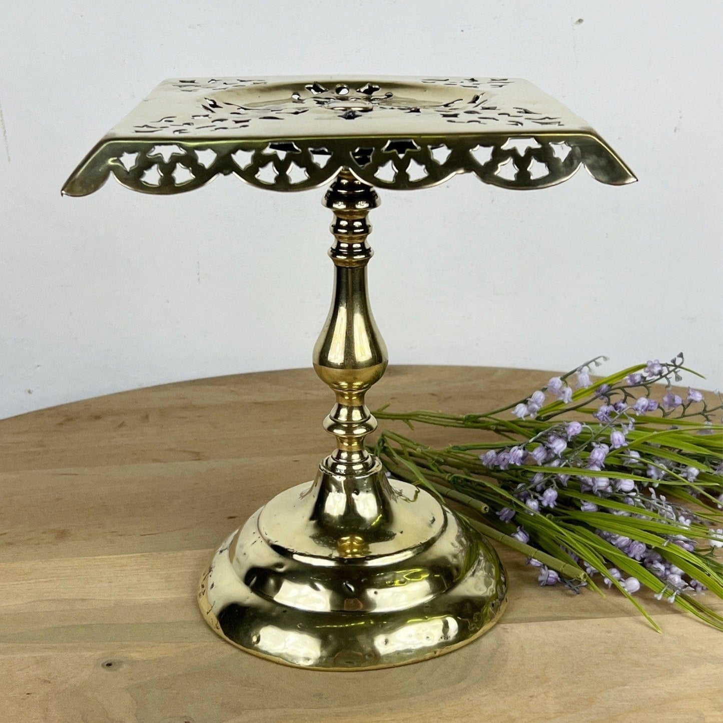 Antica alzata centrotavola porta teiera in Ottone epoca '800 piedistallo Inglese Categoria  altro