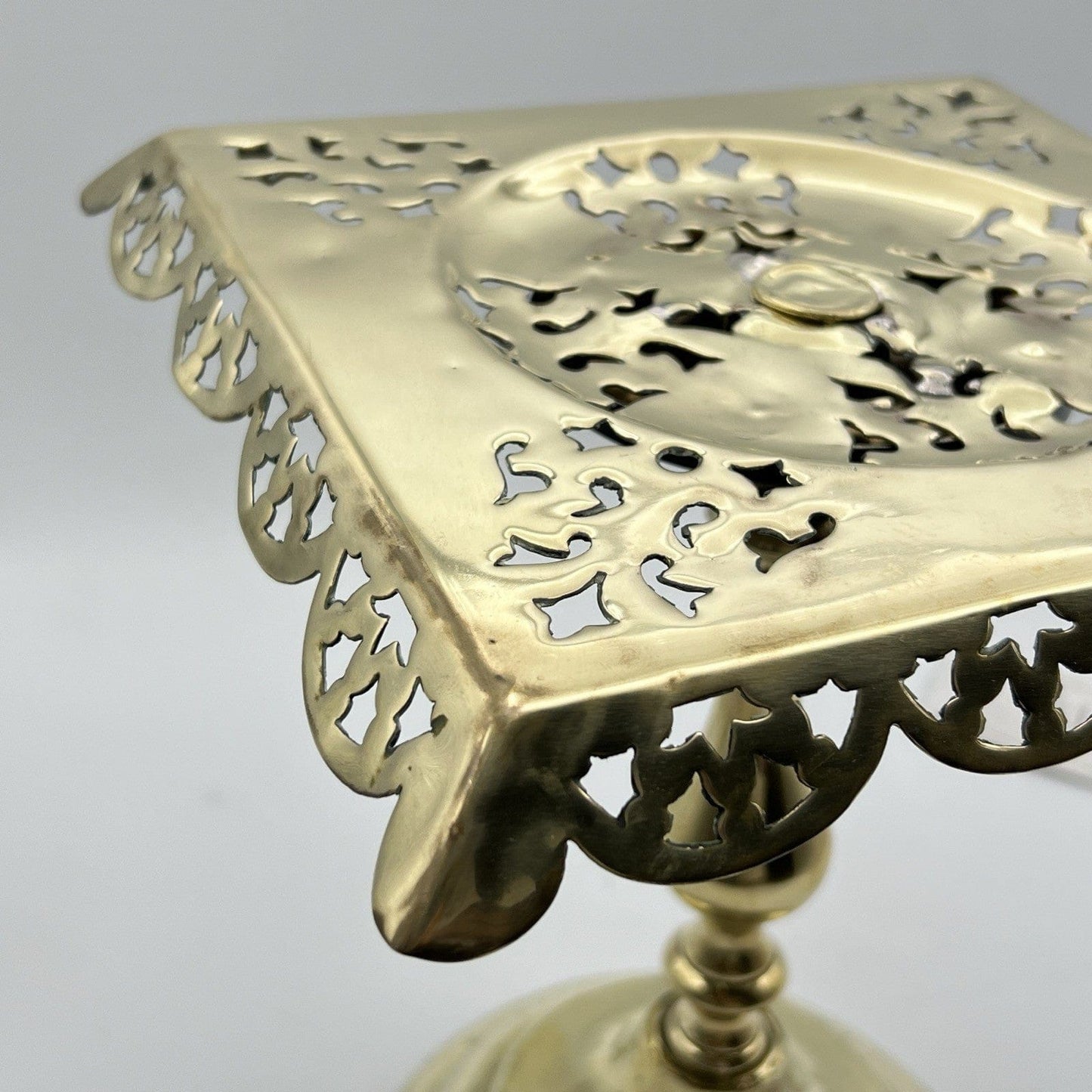 Antica alzata centrotavola porta teiera in Ottone epoca '800 piedistallo Inglese Categoria  altro