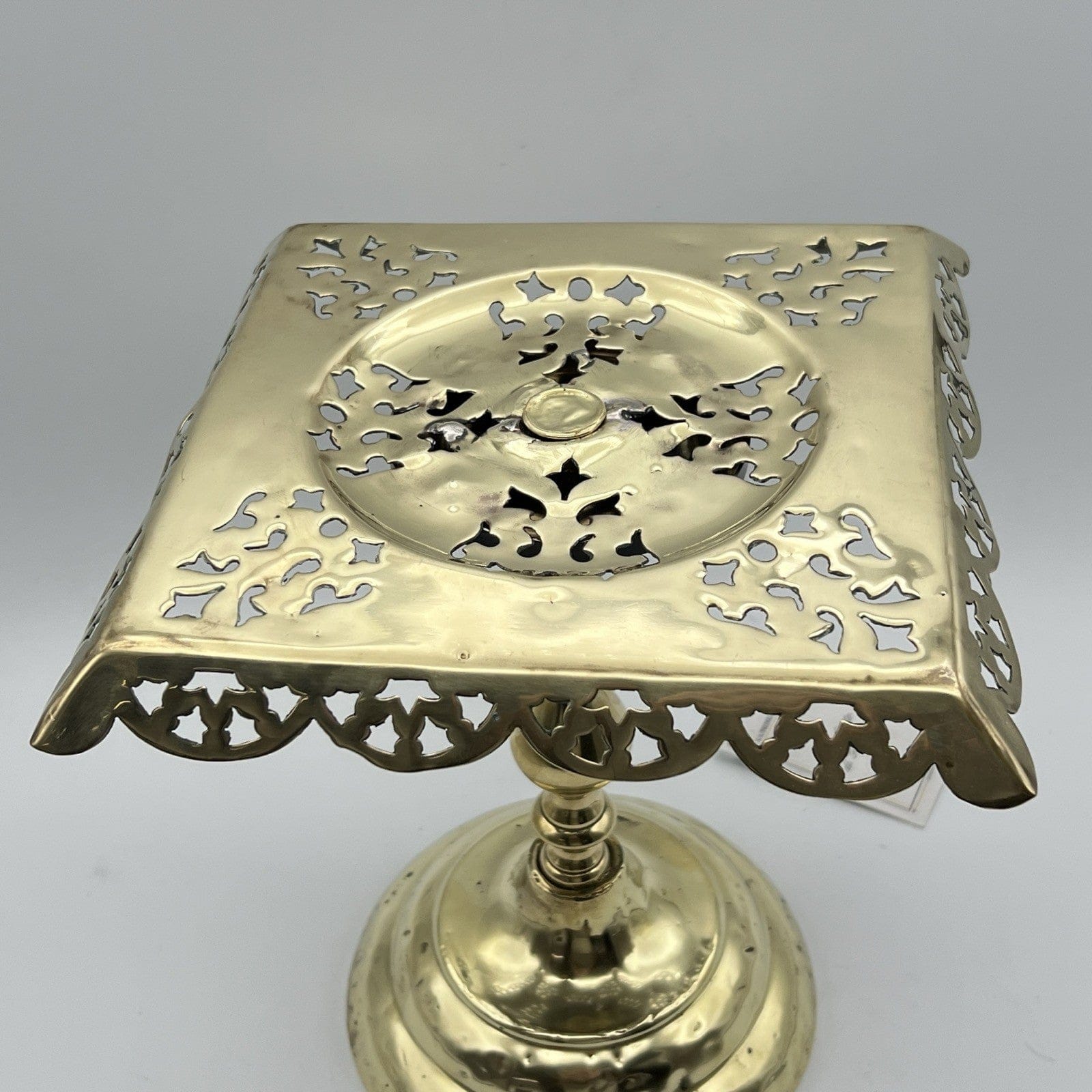 Antica alzata centrotavola porta teiera in Ottone epoca '800 piedistallo Inglese Categoria  altro