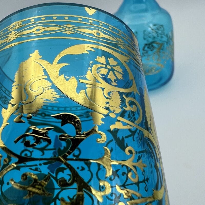 Antica bottiglia con bicchiere da notte in vetro celeste con decorazione oro Categoria  Vetri e Cristalli