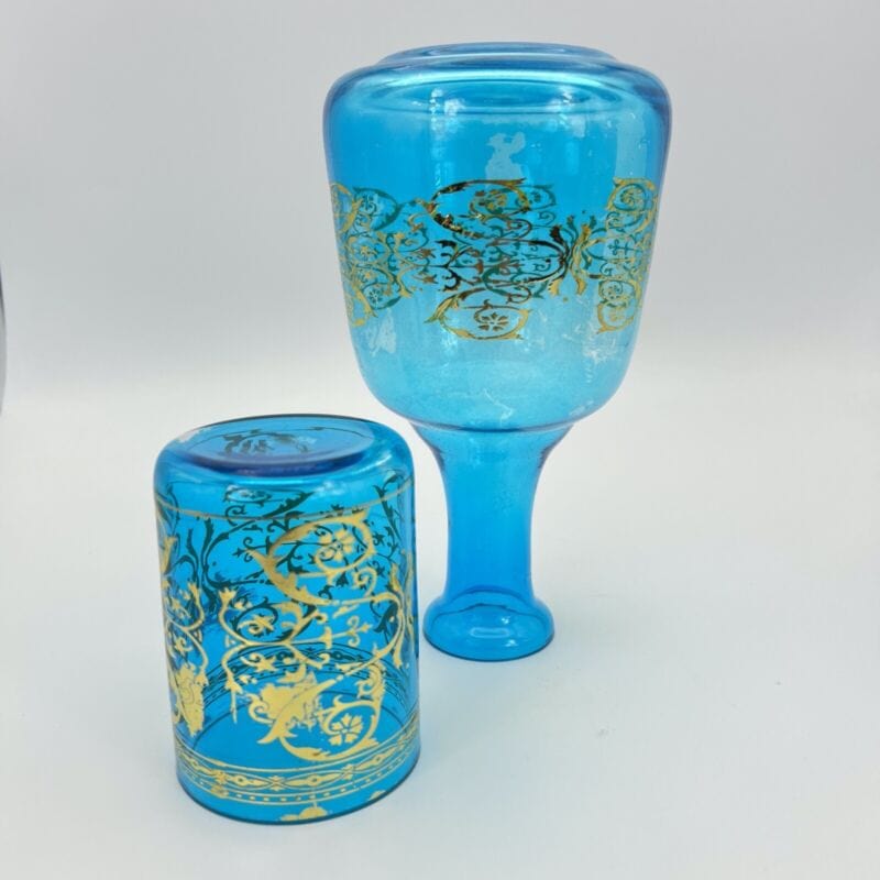 Antica bottiglia con bicchiere da notte in vetro celeste con decorazione oro Categoria  Vetri e Cristalli